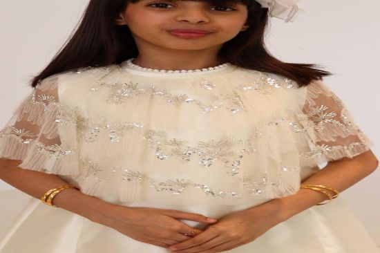 صورة فستان سهرة بيجمع التل والترتر على الاكتاف والصدر